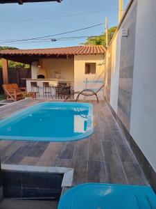 een zwembad op de patio van een huis bij Casa com piscina in Búzios