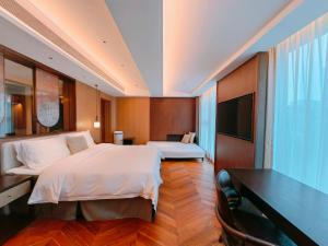 Un dormitorio con dos camas y un televisor de pantalla plana. en The Purple Horse Hotel Beijing, en Beijing 174 fotos más