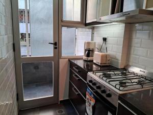 Recoleta, departamento de lujo a estrenar的厨房或小厨房
