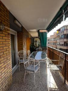 un patio avec une table et des chaises sur un balcon dans l'établissement Lukas holiday home, à Alicante