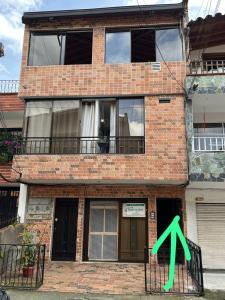 エンビガドにあるComfort Envigado 7 peopleの前方の緑矢印の建物 +20枚の写真