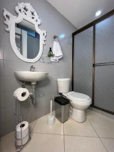 エンビガドにあるComfort Envigado 7 peopleの洗面台、トイレ、鏡のあるバスルーム