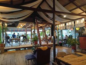 Restaurace v ubytování Baan Rim Nam Homestay Chumphon + 33 fotografií