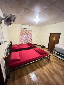 Postel nebo postele na pokoji v ubytování Baan Rim Nam Homestay Chumphon