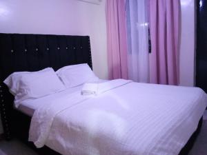 เตียงในห้องที่ mafty