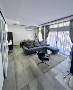 ein Wohnzimmer mit Sofa und Tisch in der Unterkunft OBDP House in Abidjan + 10 Fotos