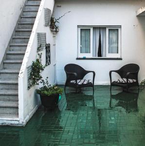 2 sillas sentadas en un patio con ventana en Apartamento de 3 Habitaciones en el Centro, en Villa María