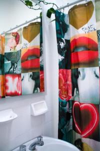 Un baño con lavabo y cortina de ducha. en Apartamento de 3 Habitaciones en el Centro, en Villa María