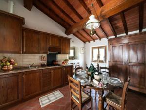 Kuchyň nebo kuchyňský kout v ubytování Farmhouse in Tuscany with Pool & Valley Views