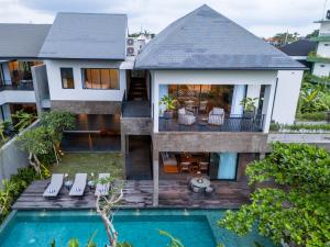 une vue aérienne d'une maison avec piscine dans l'établissement The Line Villas Canggu, à Canggu