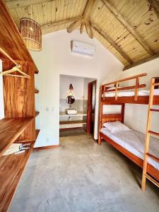 1 Schlafzimmer mit 2 Etagenbetten und einem Waschbecken in der Unterkunft Vila Carnaúba - Piscina e luxo in Fortim