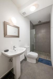 Ένα μπάνιο στο Oak 2B Loft Ejecutivo en zona 10