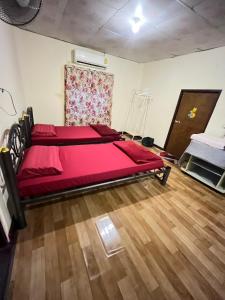 Postel nebo postele na pokoji v ubytování Baan Rim Nam Homestay Chumphon