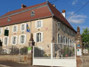 an old building with a gate in front of it at Charmant Studio avec Jardin et Terrasses, Environnement Calme et Historique - FR-1-583-383 in Mersuay