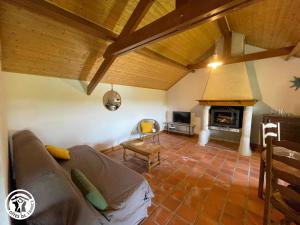 ein Wohnzimmer mit Couch und Kamin in der Unterkunft Séjour Authentique en Bourrines Traditionnelles à Beauvoir-sur-Mer - FR-1-426-583 in Beauvoir-sur-Mer