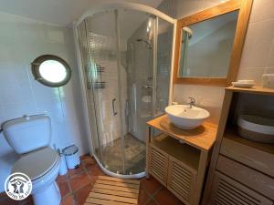 ein Badezimmer mit Dusche, Toilette und Waschbecken in der Unterkunft Séjour Authentique en Bourrines Traditionnelles à Beauvoir-sur-Mer - FR-1-426-583 in Beauvoir-sur-Mer + 15 Fotos