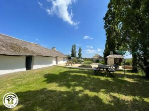 einen Hof mit einem Picknicktisch und einem Gebäude in der Unterkunft Séjour Authentique en Bourrines Traditionnelles à Beauvoir-sur-Mer - FR-1-426-583 in Beauvoir-sur-Mer