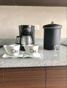 two cups and a coffee pot on a kitchen counter at OAK 3B Loft Ejecutivo con Balcón in Estación Pamplona