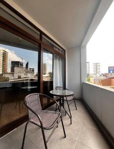 a room with a table and a chair and a window at OAK 3B Loft Ejecutivo con Balcón in Estación Pamplona