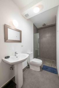 a white bathroom with a sink and a toilet at OAK 3B Loft Ejecutivo con Balcón in Estación Pamplona +18 photos