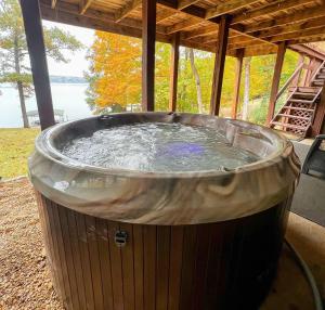 a large hot tub sitting under a house at LAKE Views-Dock-FISH-Jacuzzi-Boat Rental service in Cadiz