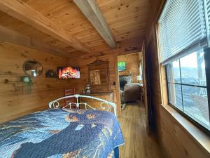 Postel nebo postele na pokoji v ubytování Cozy Bear Cabin-Stunning Mountain View, Dogs welcome with Pet Rate