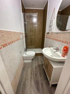 een badkamer met een toilet, een wastafel en een douche bij Blue Marin Apartment in Sanremo +20 foto's