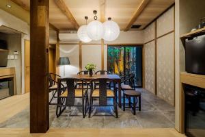 Un comedor con mesa y sillas en Tokisora Machiya House, en Kanazawa