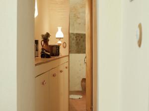 una cucina con un lavello e un piano di lavoro di Apartment in Girona near the Beach a Girona Altre 25 foto