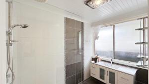 een badkamer met douche en wastafel bij Lucerne Escape by GoodLive in Frankston +37 foto's
