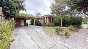 una casa con una entrada para autos en frente de ella en Lucerne Escape by GoodLive, en Frankston