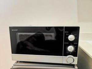 Η κουζίνα ή μικρή κουζίνα στο Cozy Gold Coast 1BR PIK Apt with Pool & Gym by 2ndHome