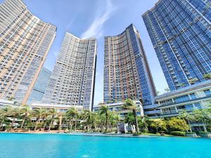 Πισίνα στο ή κοντά στο Cozy Gold Coast 1BR PIK Apt with Pool & Gym by 2ndHome