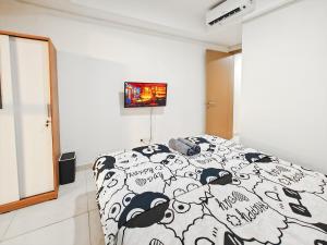 Ένα ή περισσότερα κρεβάτια σε δωμάτιο στο Cozy Gold Coast 1BR PIK Apt with Pool & Gym by 2ndHome +31 φωτογραφίες