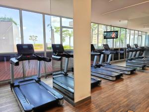 Γυμναστήριο ή/και όργανα γυμναστικής στο Cozy Gold Coast 1BR PIK Apt with Pool & Gym by 2ndHome