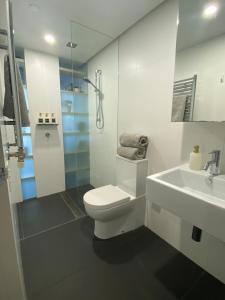 Koupelna v ubytování Central Lakeview Apt near CBD & ANU Free Parking