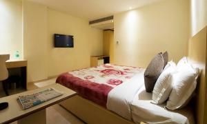 Postel nebo postele na pokoji v ubytování Mayur Hotel