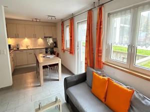 un salon avec un canapé et une table dans l'établissement Älpi Retreat by Saas Grund, à Saas-Grund 31 autres photos