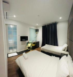 Ένα ή περισσότερα κρεβάτια σε δωμάτιο στο Havona Boutique Hotel - Mount Austin - Self Check-in