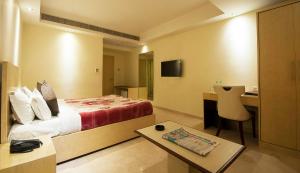 Postel nebo postele na pokoji v ubytování Mayur Hotel