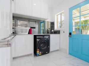 Una cocina o zona de cocina en Thorneside seaside dream home near the blue sea