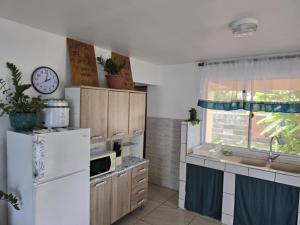 een keuken met een witte koelkast en een raam bij Te Anuanua Lodge in Avatoru +10 foto's