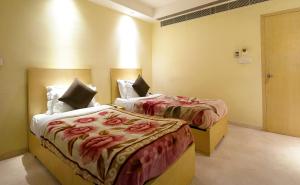 Postel nebo postele na pokoji v ubytování Mayur Hotel