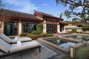 Bazén v ubytování Song Hotel Chengdu Qingcheng nebo v jeho okolí