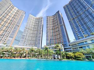 Πισίνα στο ή κοντά στο Cozy 1BR Gold Coast PIK with Pool, Gym, Netflix by 2ndHome