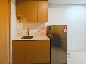 Η κουζίνα ή μικρή κουζίνα στο Cozy 1BR Gold Coast PIK with Pool, Gym, Netflix by 2ndHome