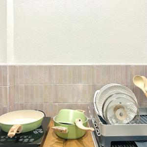 a kitchen counter with a green bowl and a strainer at Neo Haus Fishermans Village Bophut in Ko Samui
