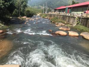 une rivière avec des rochers au milieu dans l'établissement Homestay Khám Phá Y Tý - Only accept Vietnamese customers, à Lao Chải