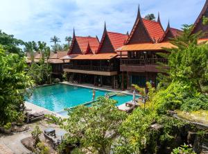 Luftaufnahme eines Resorts mit Swimmingpool in der Unterkunft Anda Resort in Ko Lipe