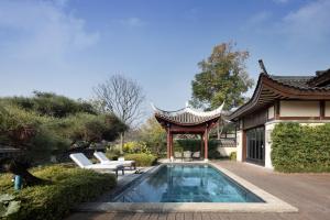 Bazén v ubytování Song Hotel Chengdu Qingcheng nebo v jeho okolí